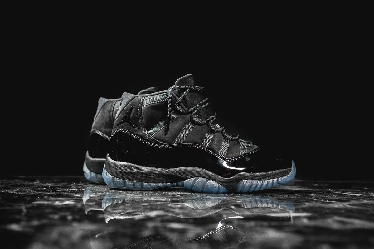 Black jordan 11 cap and gown online